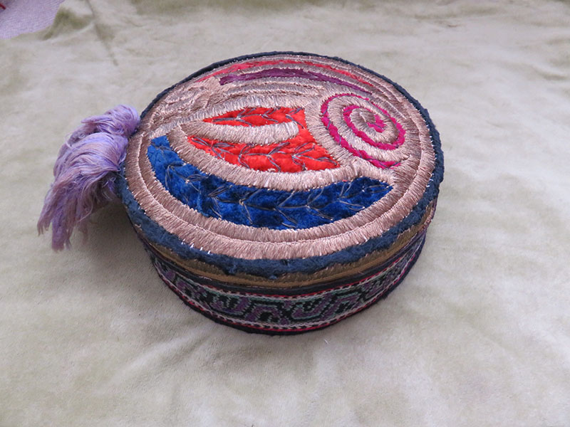 Tajikistan – Lakai tribal velvet–metallic hat