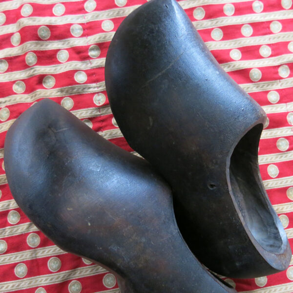 TURKMENISTAN - Shepherd's wooden Shoes